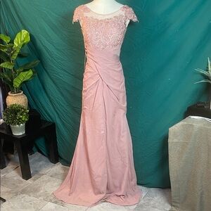 Chic Lace Maxi Dress in Soft Pink